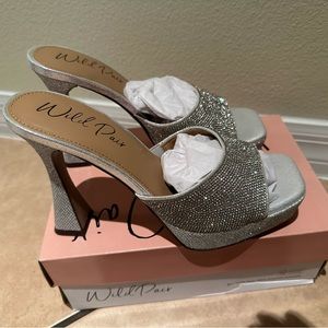 WILD PAIR RASHELEF SILVER BLG sandal. Size 9 M